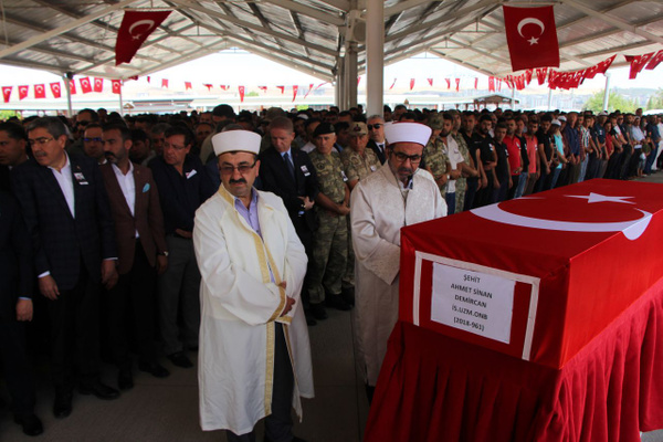 Gaziantep şehidini uğurladı! Şehit Uzman Onbaşı Demircan, son yolculuğuna uğurlandı - Sayfa 1