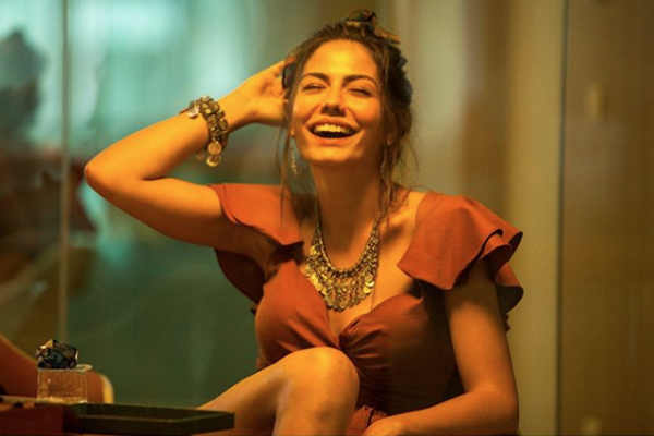 Can Yaman'la aşk yaşayan Demet Özdemir'in bikinili göbek dansı olay! - Sayfa 1
