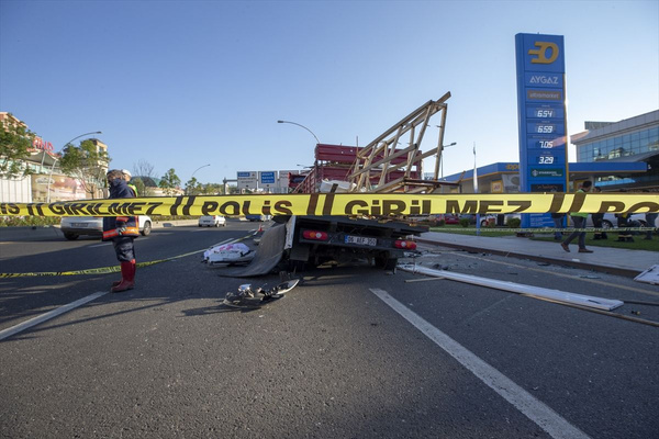 Ankara Pursaklar'da kamyonetin TIR'a arkadan çarpması sonucu bir kişi öldü - Sayfa 3