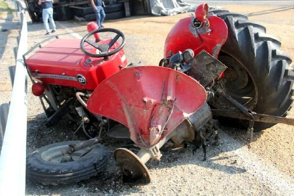 Yem yüklü kamyon traktöre çarptı! Ortalık savaş alanına döndü! 2 ölü var - Sayfa 5