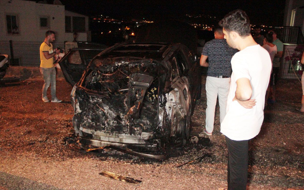 Bodrum'da lüks cipi yakıt deposundan havlu tutuşturup kundakladılar - Sayfa 1