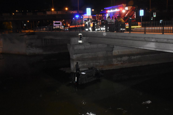 Dereye uçan aracının üzerine çıktı çaresizce yardım gelmesini bekledi - Sayfa 1