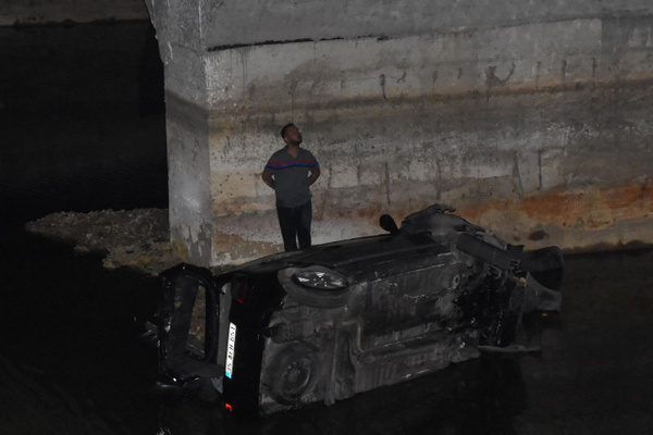 Dereye uçan aracının üzerine çıktı çaresizce yardım gelmesini bekledi - Sayfa 2