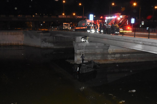 Dereye uçan aracının üzerine çıktı çaresizce yardım gelmesini bekledi - Sayfa 4