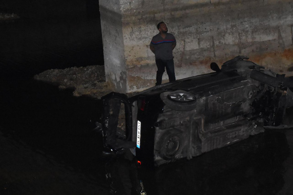 Dereye uçan aracının üzerine çıktı çaresizce yardım gelmesini bekledi - Sayfa 3