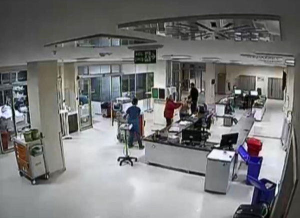 Antalya'da doktor ve hemşirelere saldırmışlardı! 3 kız kardeş yargılanıyor - Sayfa 1