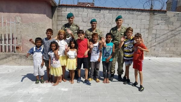 Türk askeri, Kosovalı çocukların yüzünü ‘bayramlık’ ile güldürdü - Sayfa 2