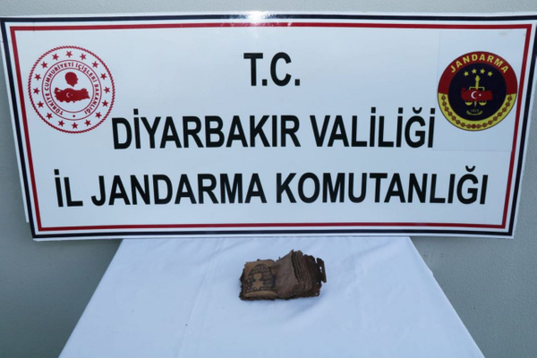 Tam 17 yaprak 34 sayfa altın yazmalı! Diyarbakır’da Roma dönemine ait tarihi eser ele geçirildi - Sayfa 1