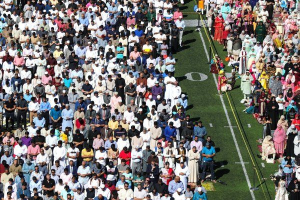 ABD'de binlerce Müslüman stadyumda bayram namazı kıldı - Sayfa 1
