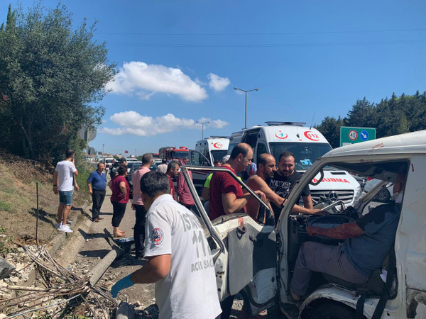 İstanbul Ümraniye TEM otoyolunda trafik kazası 3 yaralı - Sayfa 4