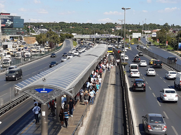 İstanbul Şirinevler'de bir genç metrobüsün altında kaldı - Sayfa 1