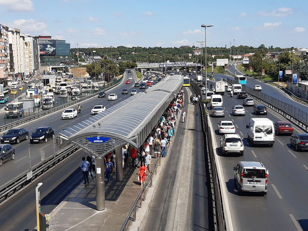 İstanbul Şirinevler'de bir genç metrobüsün altında kaldı - Sayfa 2