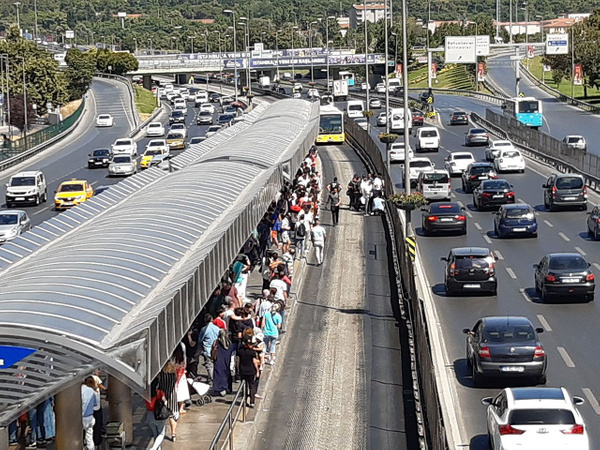 İstanbul Şirinevler'de bir genç metrobüsün altında kaldı - Sayfa 3