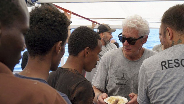İtalya İçişleri Bakanı'ndan göçmenleri ziyaret eden Richard Gere'e tepki geldi - Sayfa 3