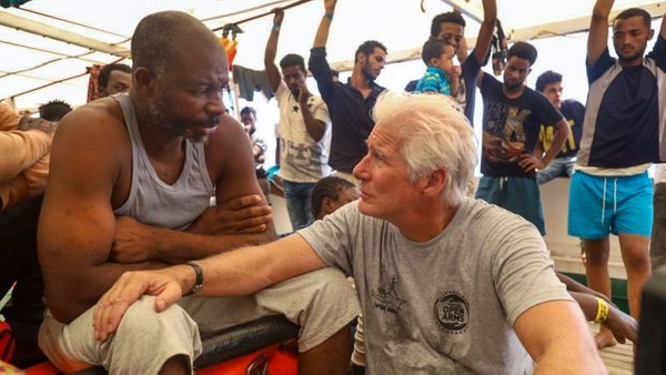İtalya İçişleri Bakanı'ndan göçmenleri ziyaret eden Richard Gere'e tepki geldi - Sayfa 1