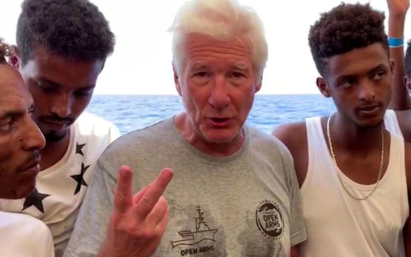 İtalya İçişleri Bakanı'ndan göçmenleri ziyaret eden Richard Gere'e tepki geldi - Sayfa 2