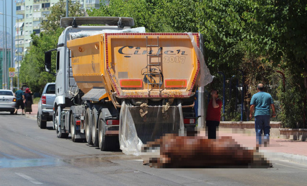 Antalya'da TIR'dan caddeye kurban atıkları döküldü - Sayfa 3