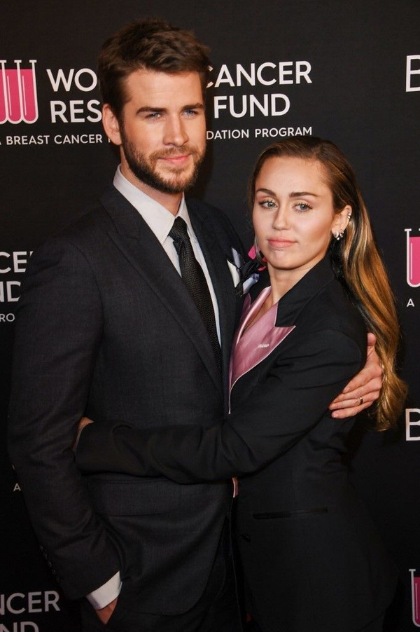 Miley Cyrus bir kadınla öpüşürken yakalanmıştı! Eski kocasından mesaj geldi - Sayfa 1