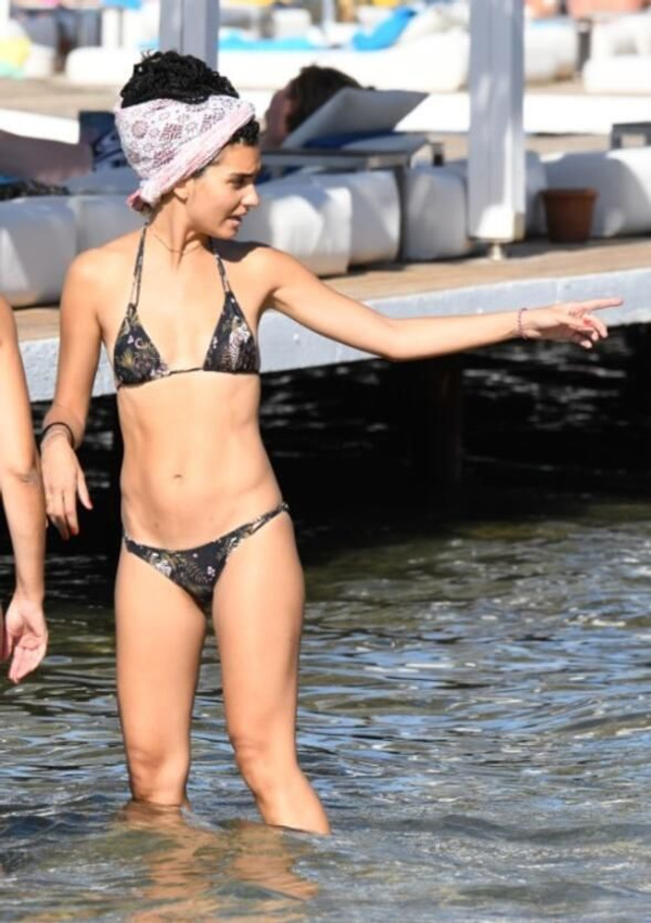Tuba Büyüküstün Bodrum'u bikinisiyle salladı! Fit vücuduyla beğeni topladı - Sayfa 4
