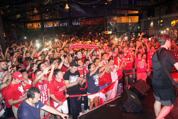 Liverpoollu taraftarlar maç öncesi İstanbul’da doyasıya eğlendi - Sayfa 2