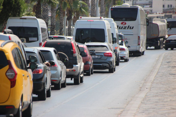 Tatilciler dönüşe geçti! Kilometrelerce kuyruk oluştu - Sayfa 2
