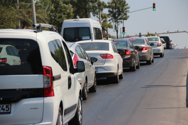 Tatilciler dönüşe geçti! Kilometrelerce kuyruk oluştu - Sayfa 1