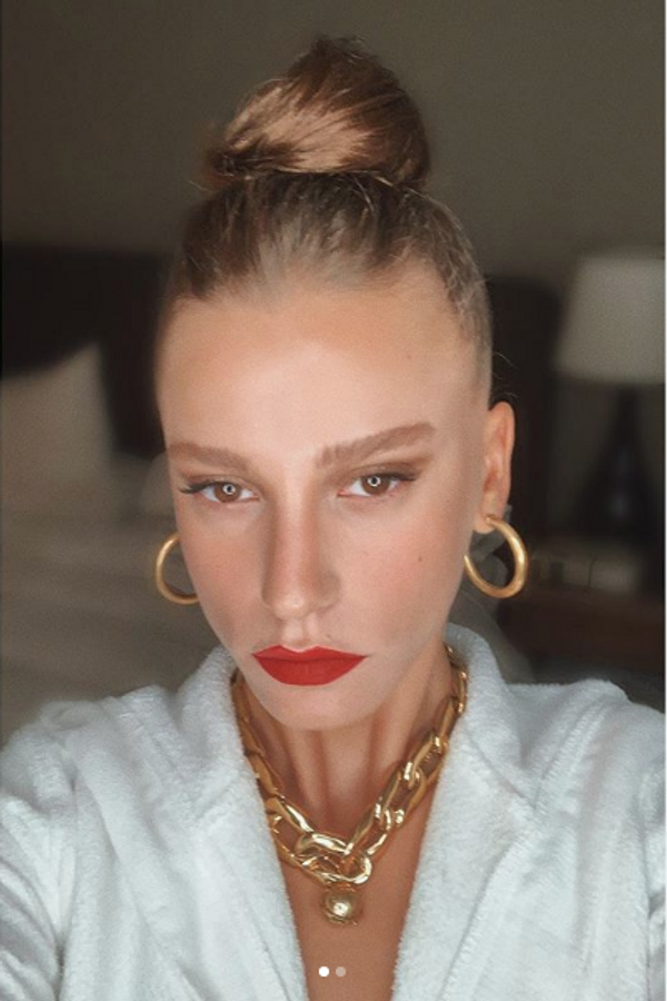 Serenay Sarıkaya bikinisiyle büyüledi! Modaya uyum sağladı - Sayfa 1