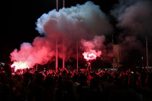 Liverpoollu taraftarların Taksim’de kupa coşkusu - Sayfa 4