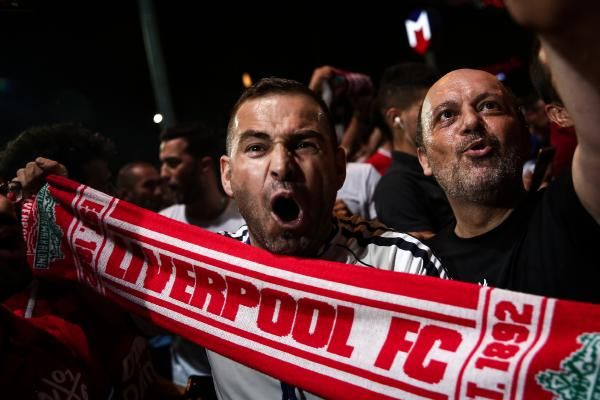 Liverpoollu taraftarların Taksim’de kupa coşkusu - Sayfa 1
