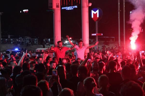 Liverpoollu taraftarların Taksim’de kupa coşkusu - Sayfa 2