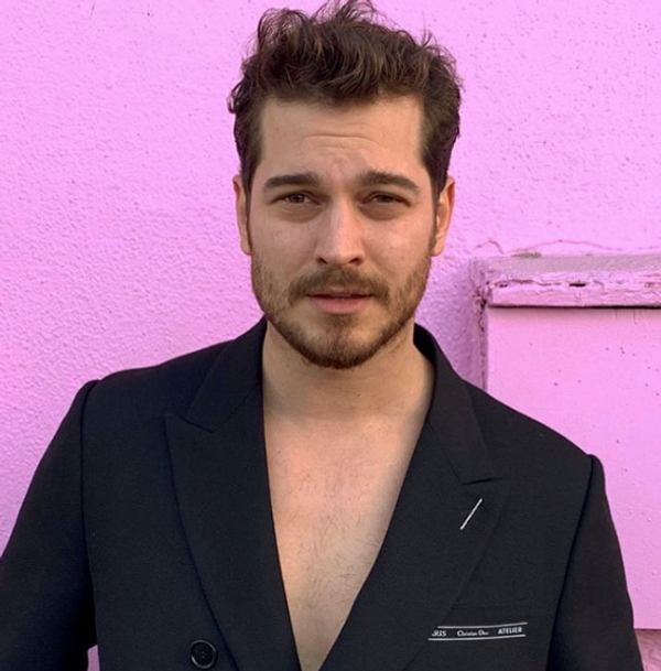 Çağatay Ulusoy yeni imajıyla tepki topladı! Bakın artık kime benziyor - Sayfa 1