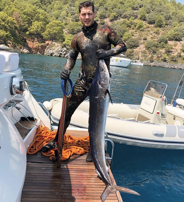 Çağatay Ulusoy yeni imajıyla tepki topladı! Bakın artık kime benziyor - Sayfa 4