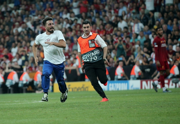 Liverpool Chelsea maçında sahaya giren Youtuber Ali Abdüsselam Yılmaz'a büyük darbe - Sayfa 1