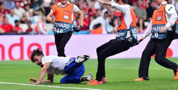 Liverpool Chelsea maçında sahaya giren Youtuber Ali Abdüsselam Yılmaz'a büyük darbe - Sayfa 3