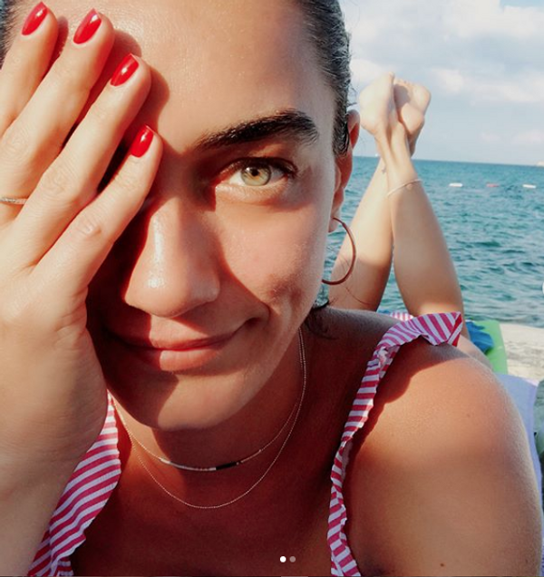Hande Şubaşı iş adamı sevgilisinin adının baş harfini koluna kazıttı! - Sayfa 1