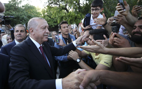 Cumhurbaşkanı Erdoğan Sultanahmet'te vatandaşlarla selamlaştı - Sayfa 1