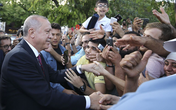 Cumhurbaşkanı Erdoğan Sultanahmet'te vatandaşlarla selamlaştı - Sayfa 3
