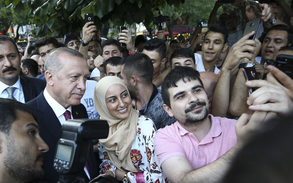 Cumhurbaşkanı Erdoğan Sultanahmet'te vatandaşlarla selamlaştı - Sayfa 5
