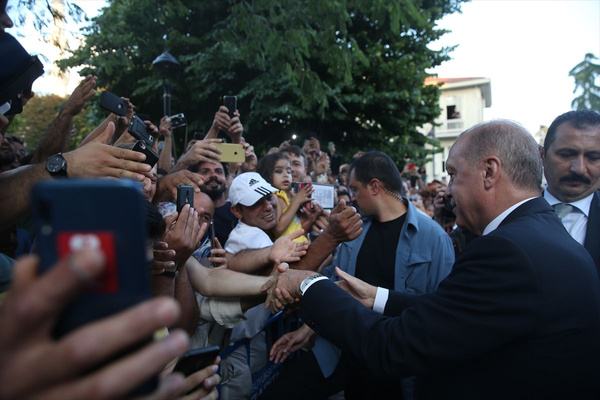 Cumhurbaşkanı Erdoğan Sultanahmet'te vatandaşlarla selamlaştı - Sayfa 7