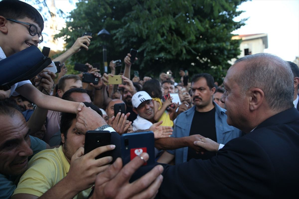 Cumhurbaşkanı Erdoğan Sultanahmet'te vatandaşlarla selamlaştı - Sayfa 8