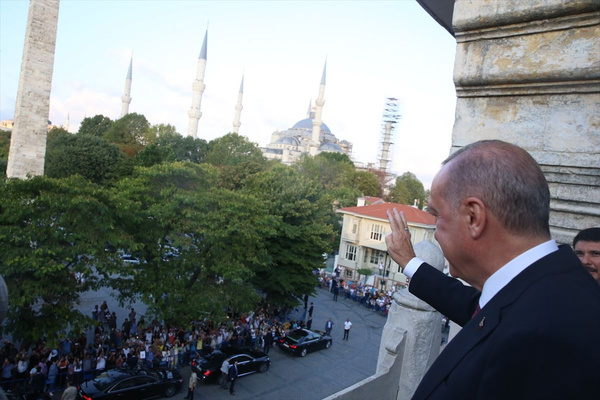 Cumhurbaşkanı Erdoğan Sultanahmet'te vatandaşlarla selamlaştı - Sayfa 10