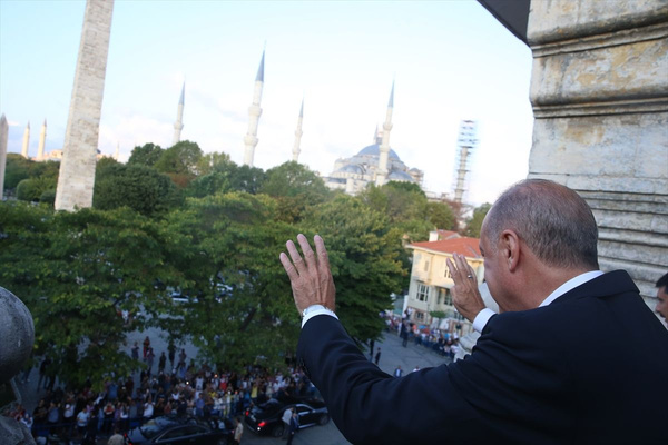 Cumhurbaşkanı Erdoğan Sultanahmet'te vatandaşlarla selamlaştı - Sayfa 11