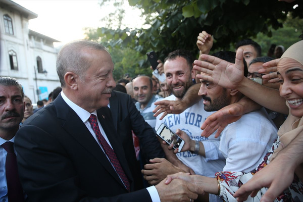 Cumhurbaşkanı Erdoğan Sultanahmet'te vatandaşlarla selamlaştı - Sayfa 12