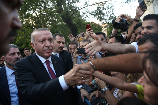 Cumhurbaşkanı Erdoğan Sultanahmet'te vatandaşlarla selamlaştı - Sayfa 15