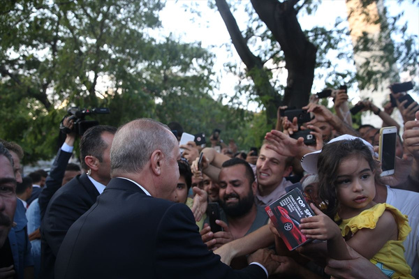 Cumhurbaşkanı Erdoğan Sultanahmet'te vatandaşlarla selamlaştı - Sayfa 16