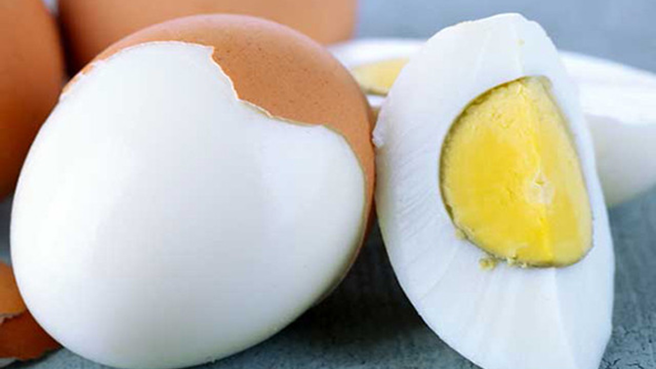 яйца всмятку. Eggs apple. золотые яблоки в серебряном обрамлении. завтрак фон. яичница.