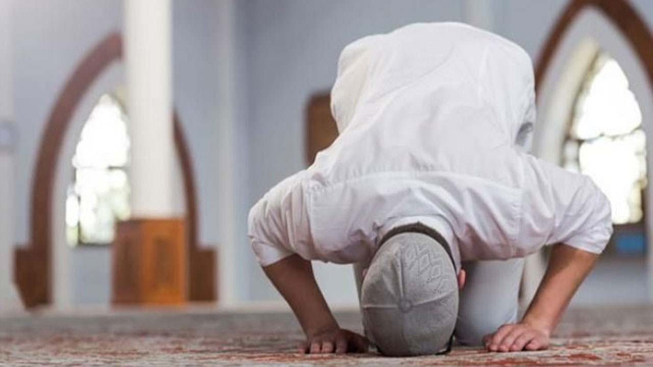 Намаз в шортах. Сажда Дуа. Намаз. Мусульманин молится.