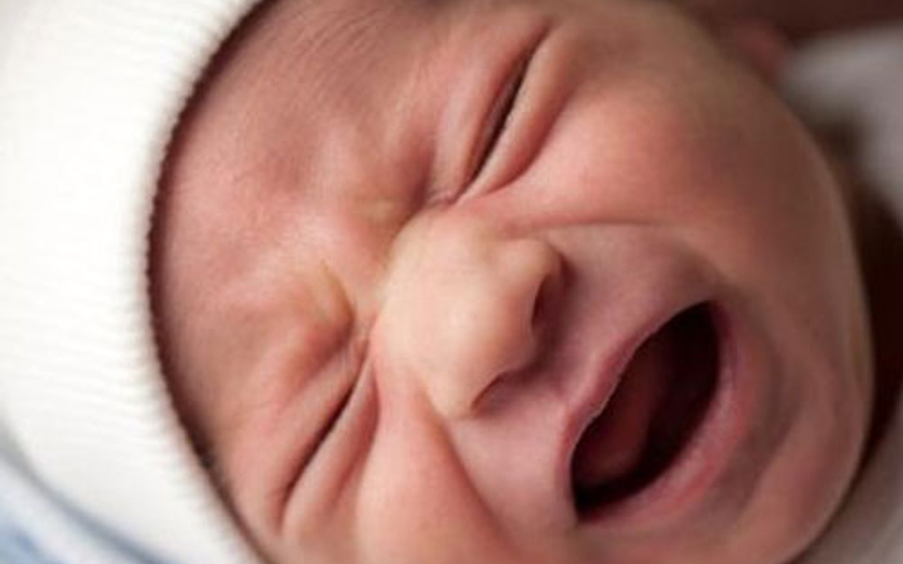 Bir dokunuşla bebeğin ağlamasını durduruyor… Mucizeye bakın