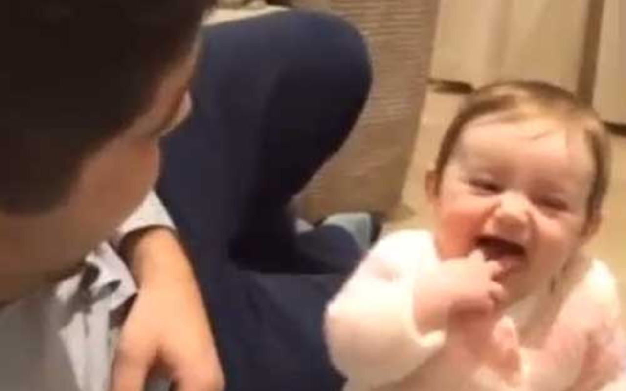 Babasina Kahkahalarla Gulen Bebek Muhtesem Internet Haber