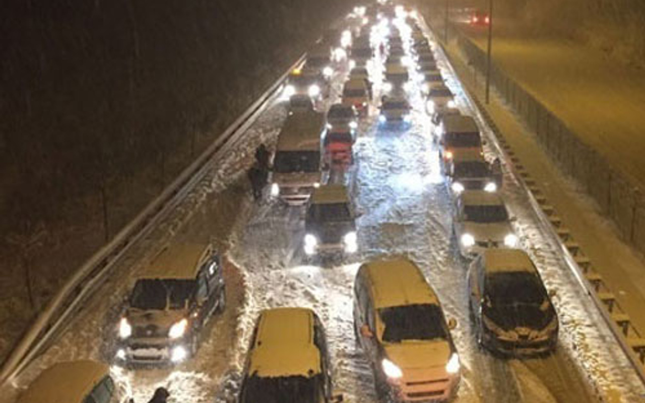 BursaMudanya yolu kapandı, yüzlerce araç mahsur kaldı